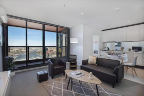 Marvellous 2-Bed High-Rise: Amazing Views, Free Parking